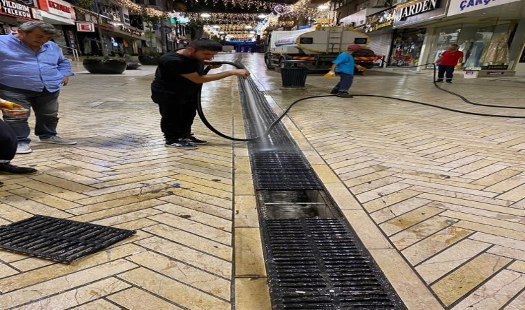 Fethiye Caddesinde mazgal temizliği yapıldı