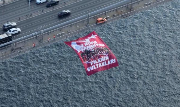 Filenin Sultanları’nın ‘2 Kupa 1 Şampiyon’ yazılı bayrağı Boğaz’daki köprülere asıldı