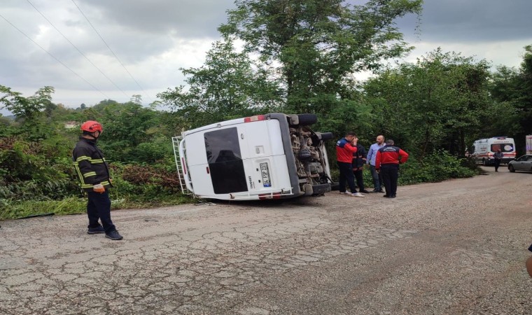 Fındık işçilerini taşıyan minibüs devrildi: 6 yaralı