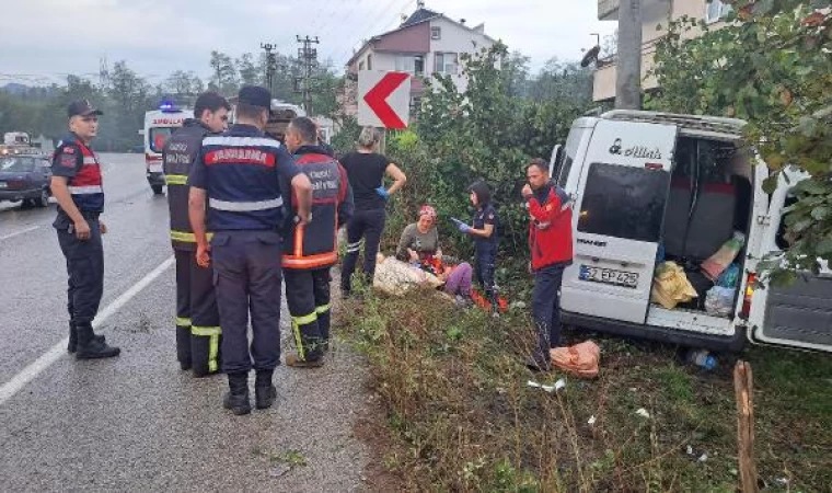 Fındık işçilerini taşıyan minibüs direğe çarptı: 5’i çocuk 17 yaralı