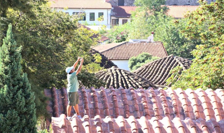 Fotoğraf çekmek için yasak dinlemeden tarihi yapının çatısına çıktı, hem şaşırttı hem güldürdü