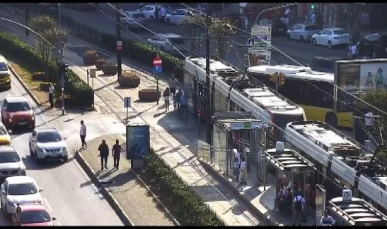 (Fotoğraflar) Beyoğlu’nda otobüs tramvaya çarptı -1