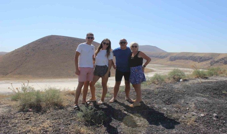 Fransız turistler Meke Gölünde kamp yapıp düğüne katıldı