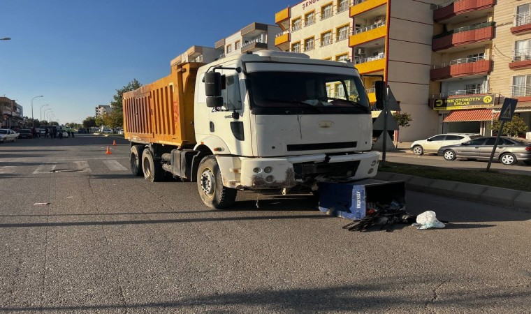 Freni boşalan kamyon araçların arasına daldı