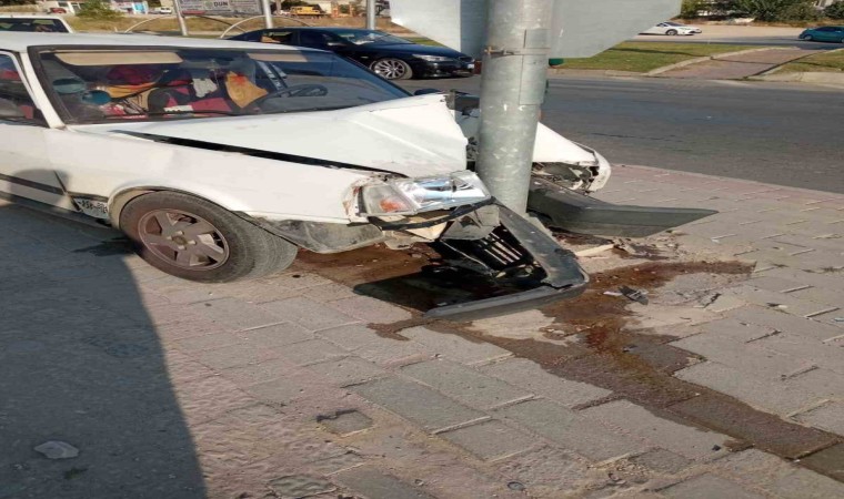 Freni tutmayan otomobil trafik ışıkları direğine çarptı: 1 yaralı