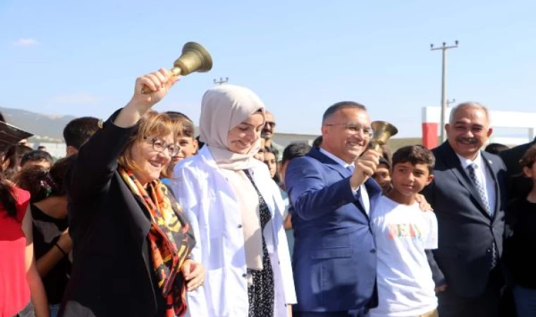 Gaziantep’te depremzede öğrenciler, konteyner okullarda dersbaşı yaptı