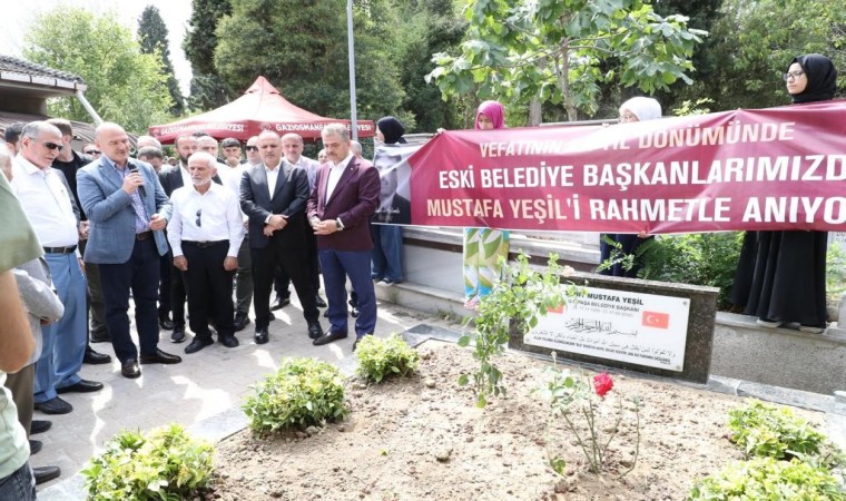 Gaziosmanpaşanın eski Belediye Başkanı Mustafa Yeşil mezarı başında dualarla anıldı