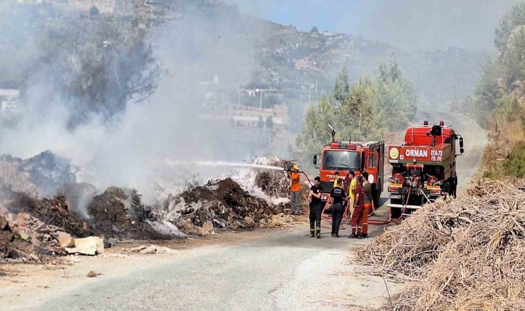 Gazipaşada dere kenarına bırakılan çöpler alev aldı