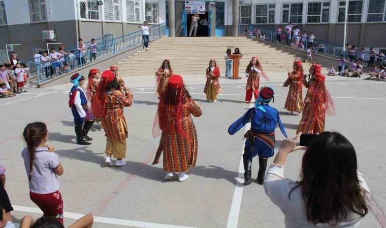 Gazipaşalı öğrenciler Avrupalı öğrencileri ağırladı