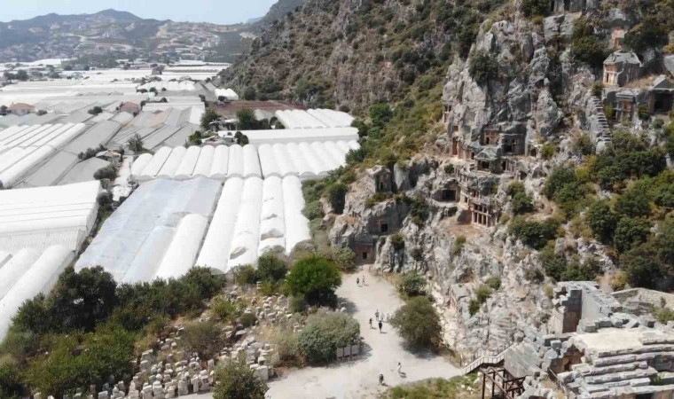 Geçmişi binlerce yıla dayanan Myra Antik Kentinde kazılar tapulu arazilere takıldı