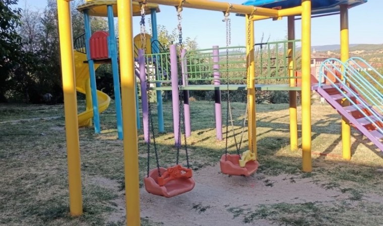 Gedizde park ve yeşil alanların bakım onarımı yapılıyor