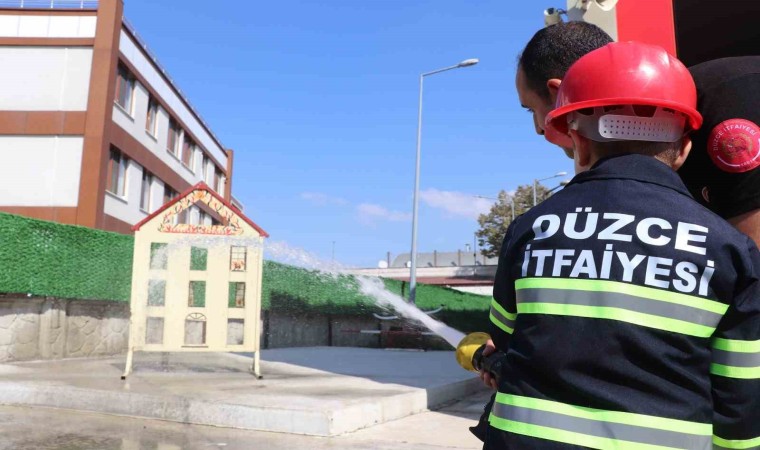 Geleceğin itfaiyecileri iş başında