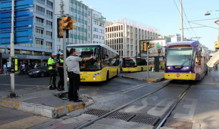 Geniş haber // Beyoğlu’nda otobüs tramvaya çarptı 