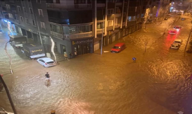 Giresun’da sağanak; cadde ve sokaklar suyla doldu