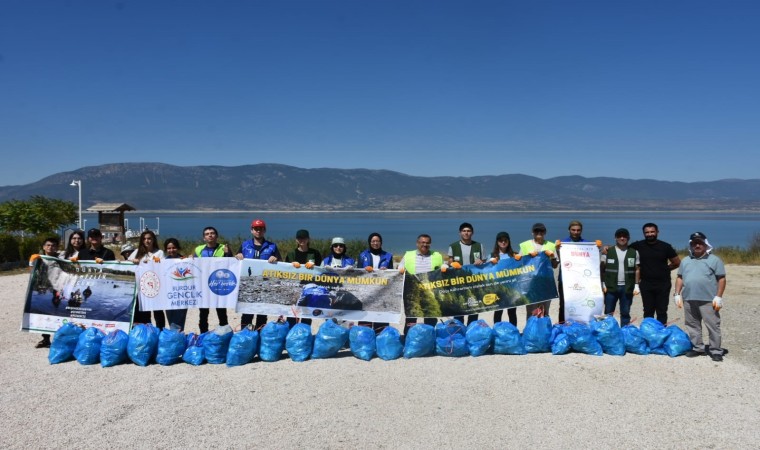 Gönüllü gençler Burdur Gölü kenarında temizlik yaptılar