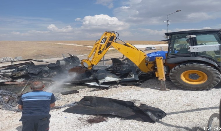 Güneş enerji santralindeki konteynerde çıkan yangını itfaiye söndürdü