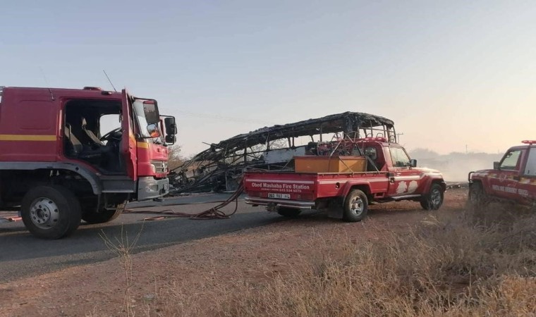 Güney Afrikada madencileri taşıyan otobüs kamyonla çarpıştı: 20 ölü