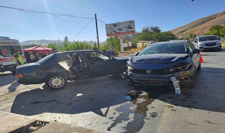 Güründe otomobiller çarpıştı: 4 yaralı