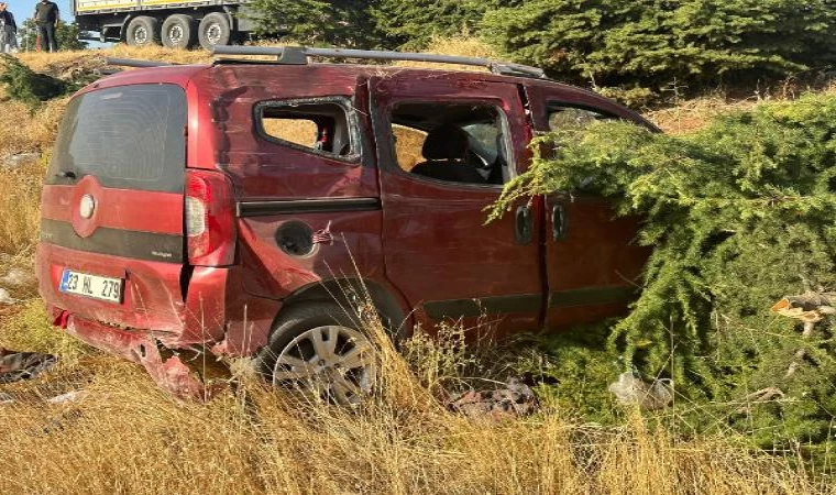 Hafif ticari araç şarampole yuvarlandı; 1 çocuk  öldü, 4  kişi yaralandı