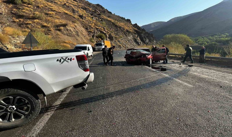 Hakkaride trafik kazası: 3 yaralı