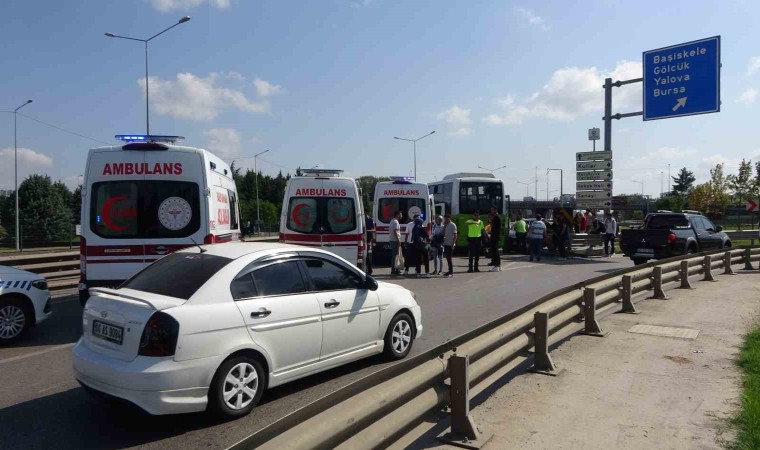 Halk otobüsüyle otomobil çarpıştı, 3 yolcu yaralandı