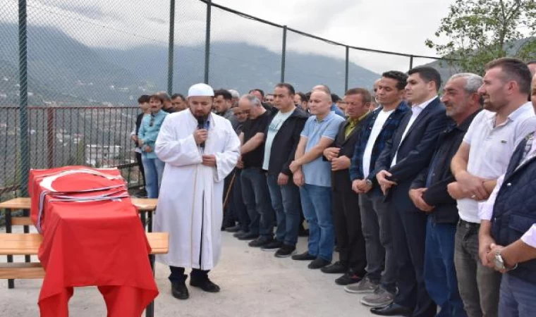 Hasarlı binanın yıkımı sırasında enkaz altında kalan operatör, Gümüşhane’defnedildi