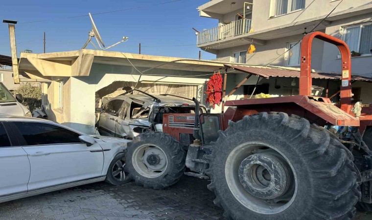 Hatayda 3 aracı biçen taş yüklü traktör, evin duvarını yıkıp içeri girdi