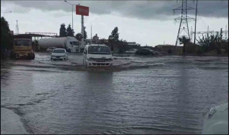 Hatayın kuzeyinde yağışlı hava etkisini hissettiriyor, caddeler göle döndü