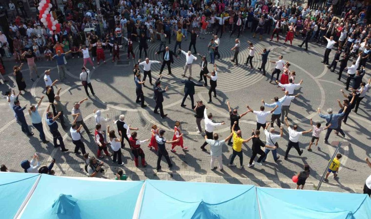 Havranda 100 kişi meydanda harmandalı oynadı