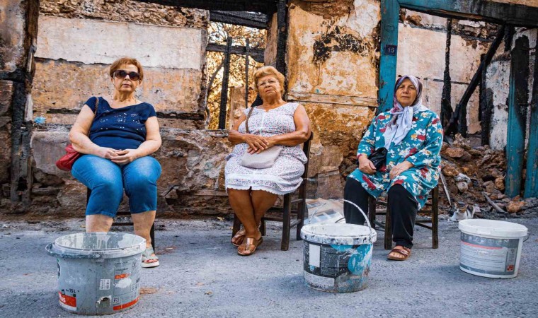 Her pazar yangın korkusuyla uyanıyor, su dolu kovalarla nöbet tutup seslerini duyurmaya çalışıyorlar