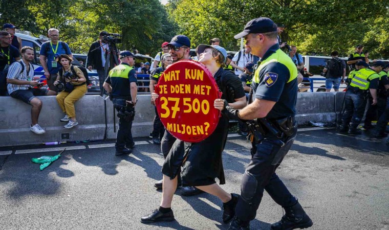 Hollandada iklim aktivistleri otoyolu kapattı