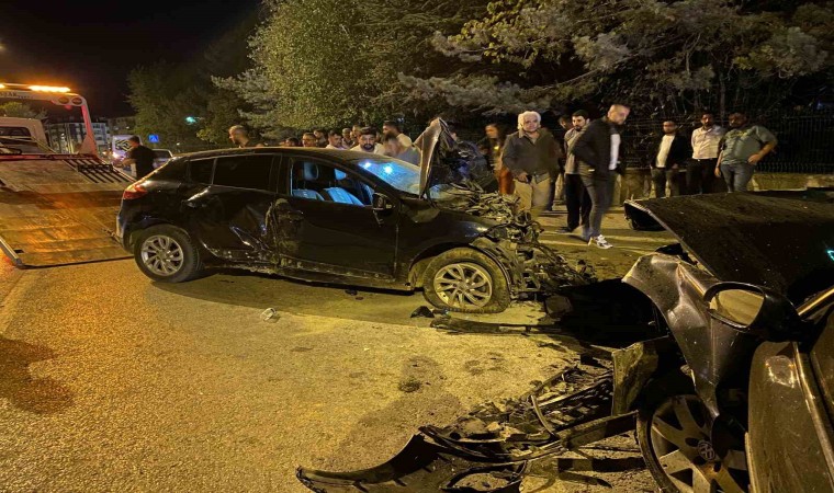 İki otomobil kafa kafaya çarpıştı, yaralılara müdahaleye giden itfaiye ekibi de kaza yaptı: 8 yaralı