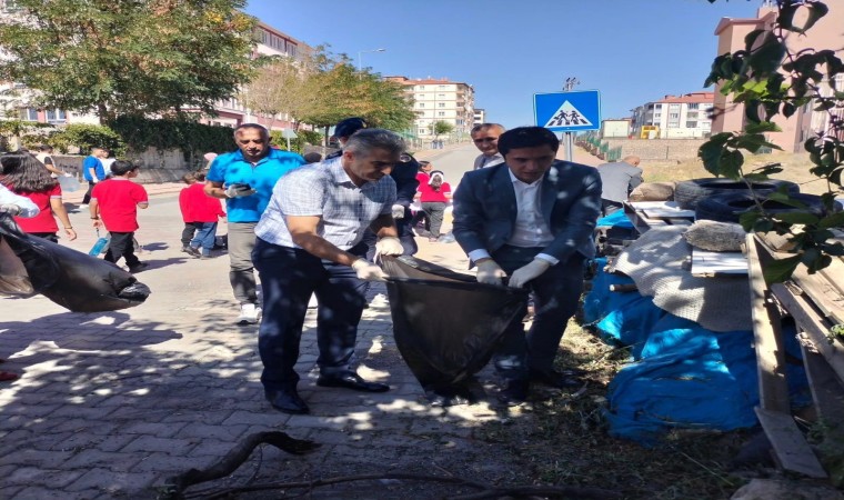 İncesuda öğrenciler poşet poşet çöp topladı