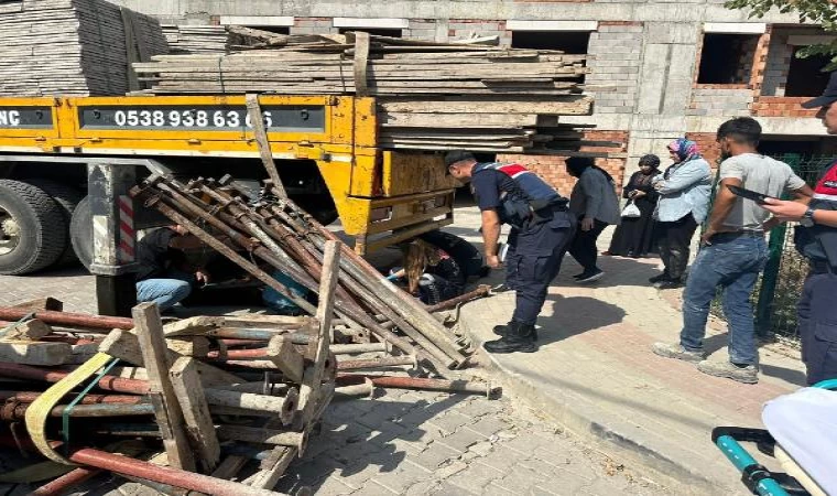 İnşaat işçisi, malzeme çıkarılan vincin halatı kopunca, düşüp ağır yaralandı