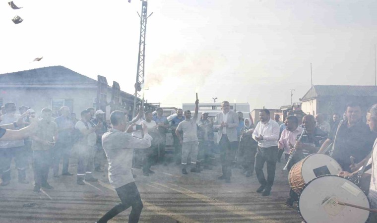 İşçiler zam kararını davul zurna ile kutladı