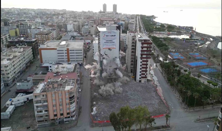 İskenderunda 13 katlı bina patlatma yöntemiyle yıkıldı