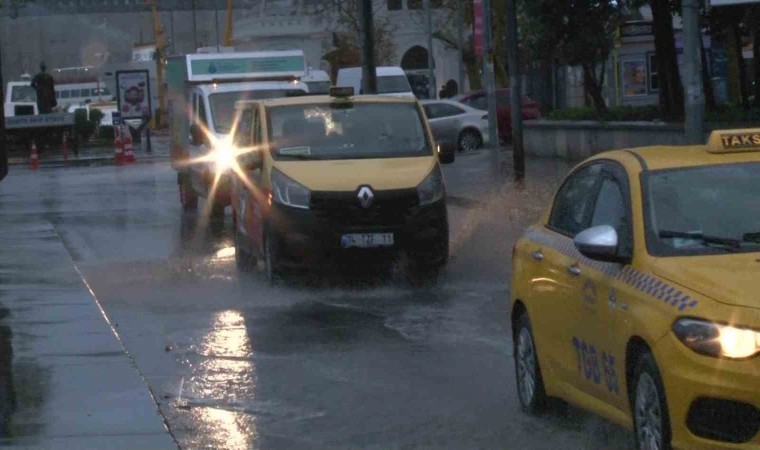 İstanbul Anadolu Yakasında sağanak yağış başladı