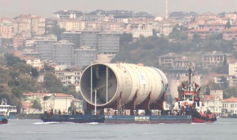 İstanbul Boğazı’ndan şaşırtan geçiş