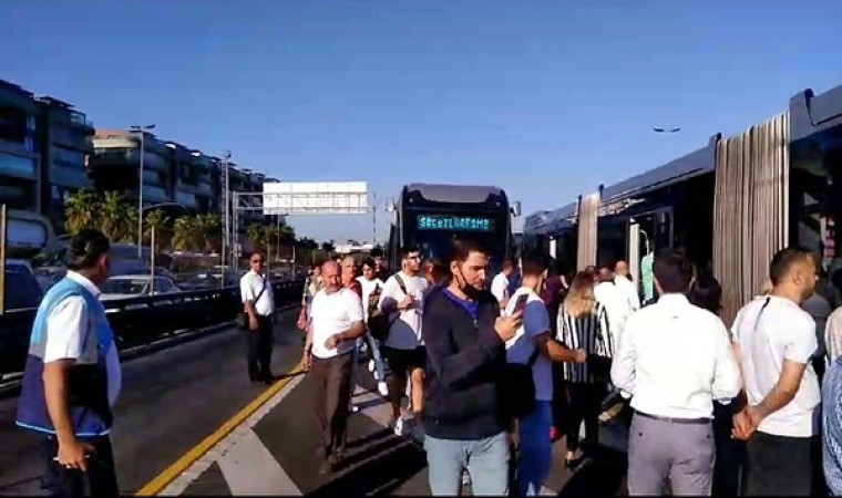 İstanbulda metrobüs arıza yaptı, yolcular yürümek zorunda kaldı