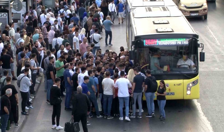 İstanbulda okulların açılmasıyla birlikte trafik yoğunluğu oluştu