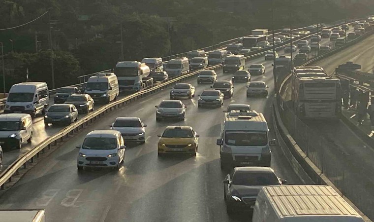 İstanbulda okulların açılmasıyla trafik yoğunluğu arttı