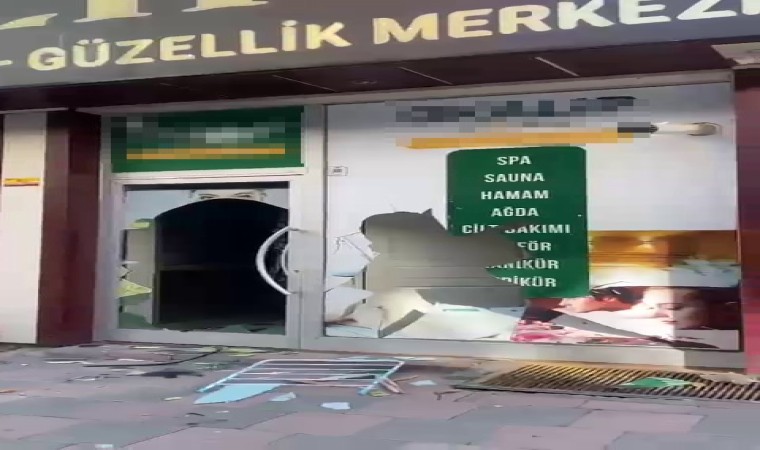 İstanbuldan gelen baba masaj salonunu bastı: Ortalık savaş alanına döndü