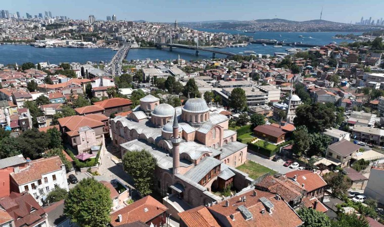 İstanbulun ilk eğitim kurumu olan Molla Zeyrek Camii ihtişamıyla dikkat çekiyor