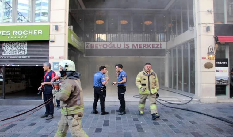 İstiklal Caddesi’nde 8 katlı iş merkezinde yangın