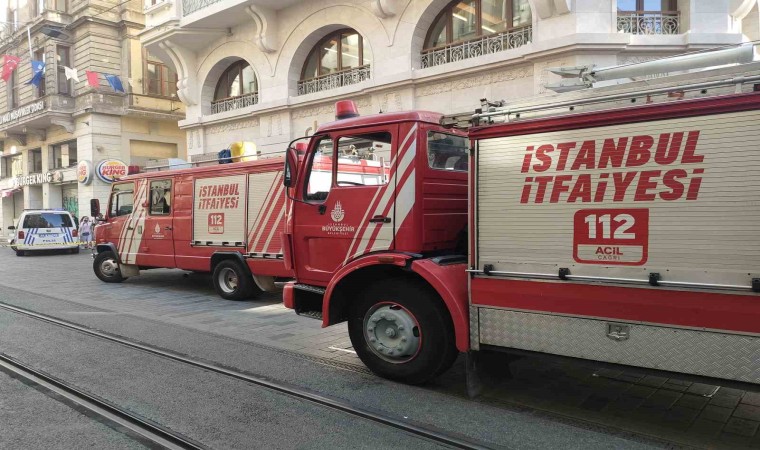 İstiklal Caddesinde yangın paniği: Cadde dumanla kaplandı