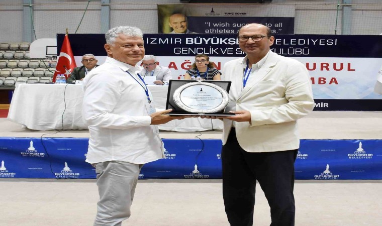 İzmir Büyükşehir Belediyesi Gençlik ve Spor Kulübünde bayrak değişimi