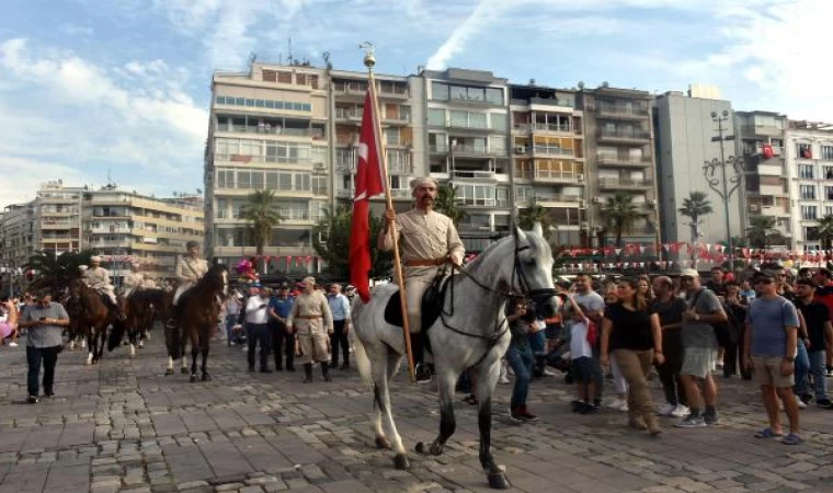 İzmir’de 350 metrelik dev Türk bayrağı ile ’Zafer Yürüyüşü’ (3)