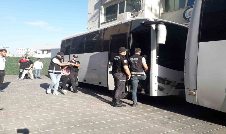 İzmirde adliye önündeki çatışmayla ilgili 20 şüpheli adliyede