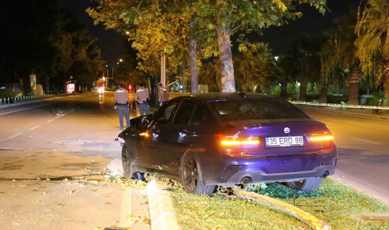 İzmirde otomobille çarpışan motokurye hayatını kaybetti