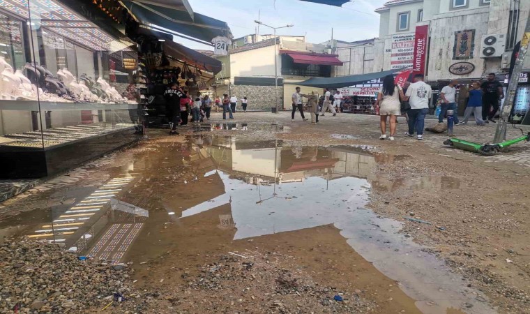 İzmiri sağanak vurdu: Cadde ve sokaklar göle döndü